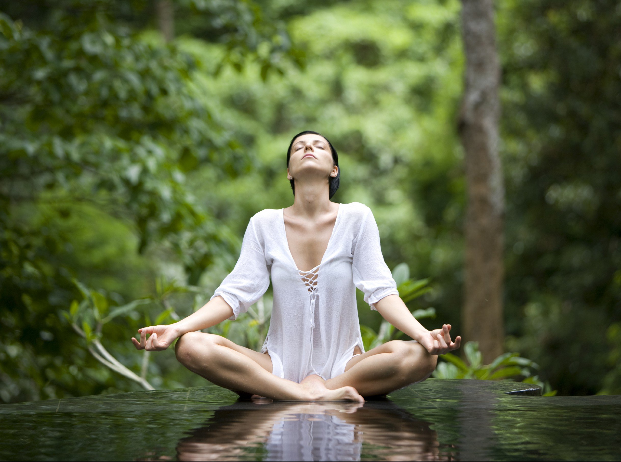 Релаксация дыханием. Расслабление. Девушка медитирует. Медитация на расслабление. Человек в медитации.