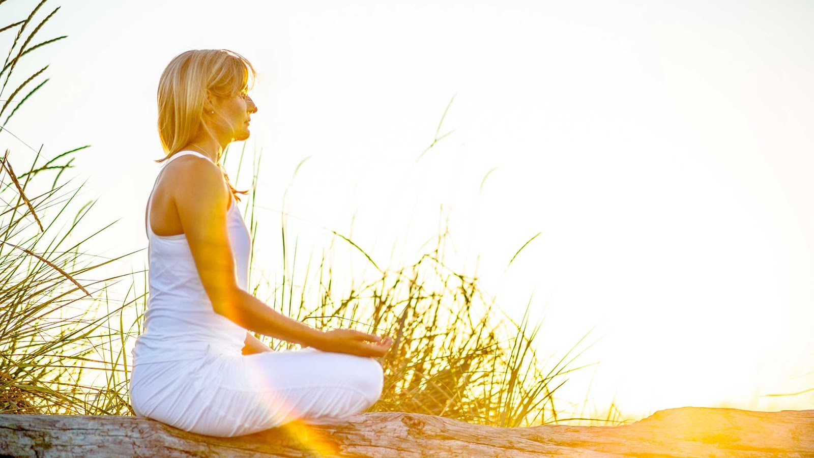 Йога исцеляет. Утренняя медитация. Девушка спокойствие. Медитация женская энергия. Расслабление.