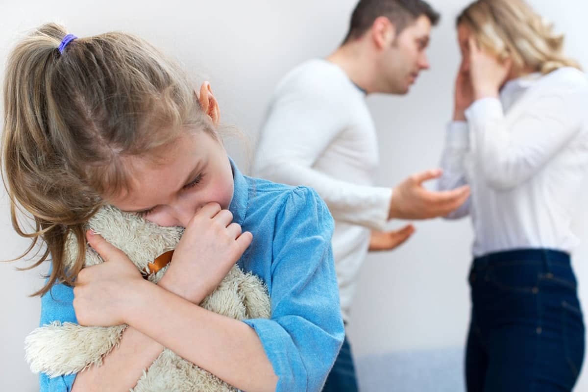 Ребенок не хочет общаться с отцом после развода: причины, что делать