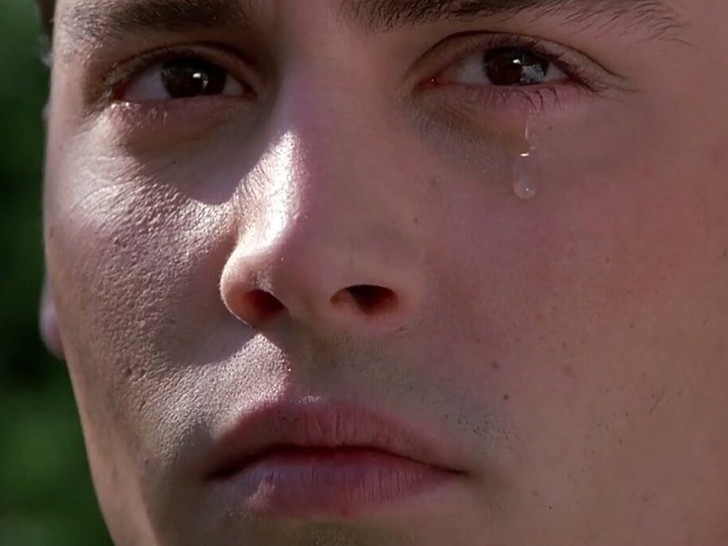 Почему парни плачут. Джонни Депп плачет. Мужик плачет. Парень плачет. Плачущий мужчина.