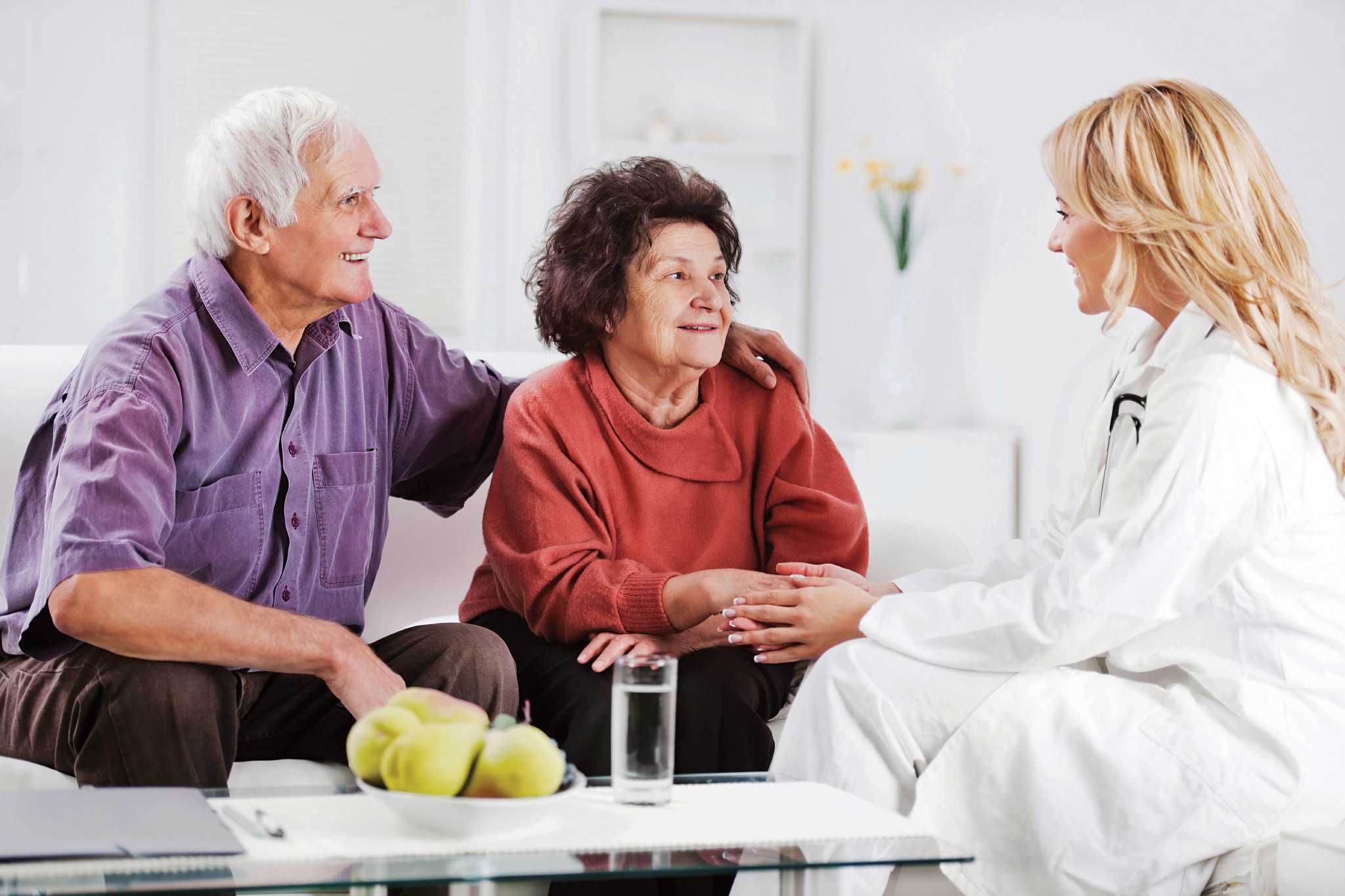 Пожилые пациенты возраст. Беседа с пожилыми. Беседа с пожилыми людьми. Беседа с пожилым человеком. Забота о пожилых.