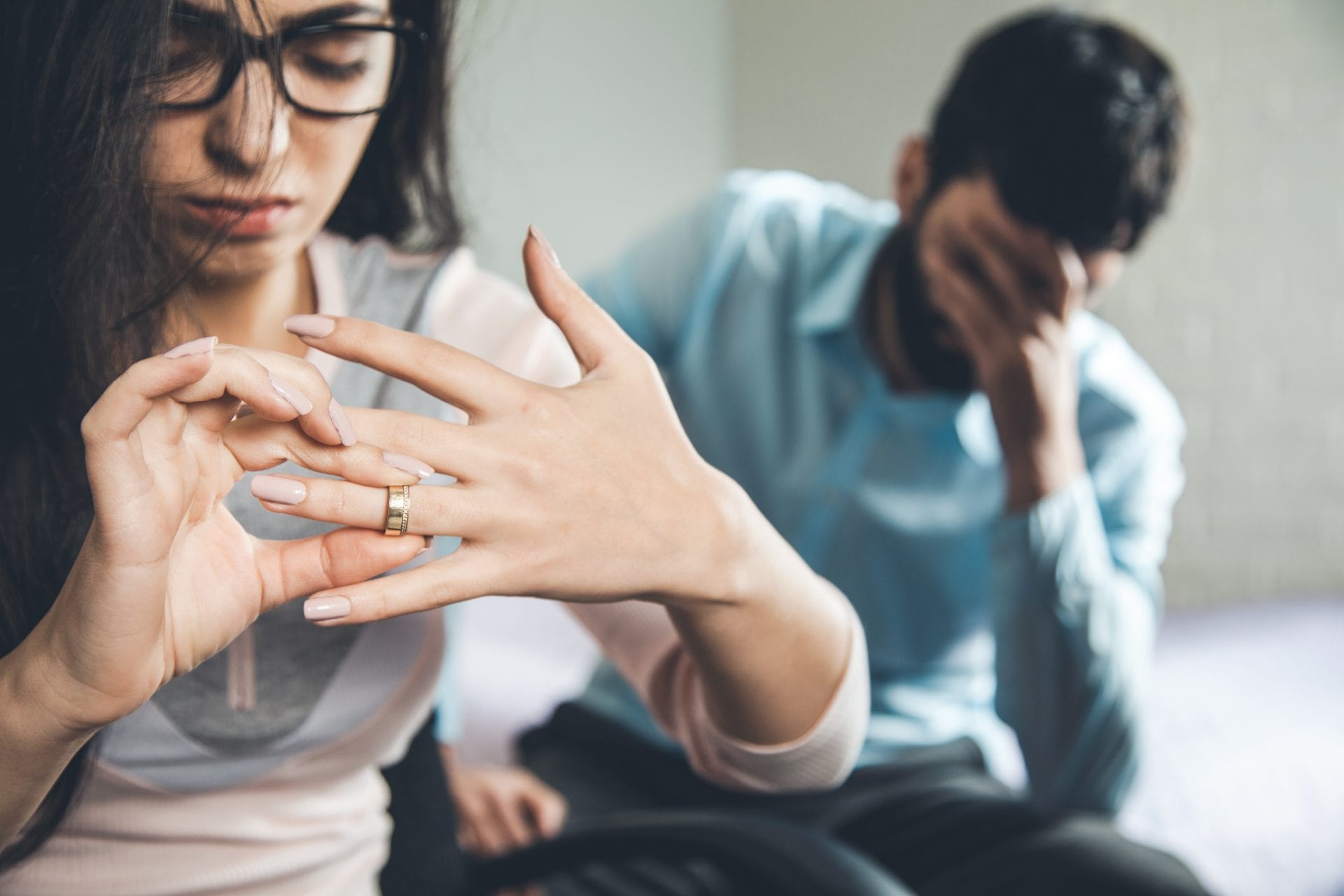 Почему и как мужчины переживают о разводе?